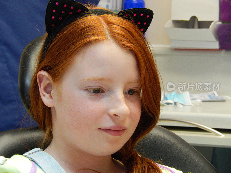 担心的女孩坐在牙医椅上，牙痛，牙齿，牙科预约