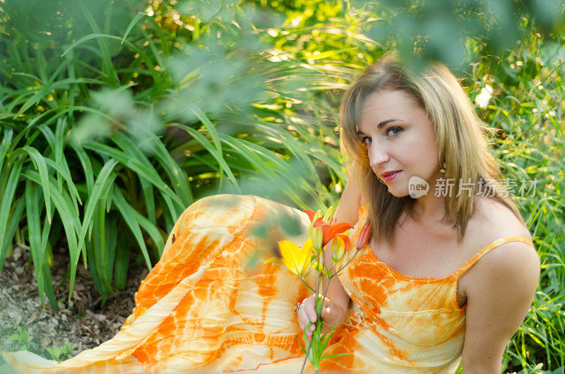 中年妇女懒洋洋地躺在花园里，面带微笑