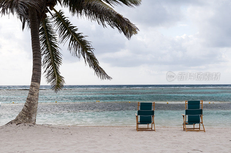 墨西哥玛雅海岸的空沙滩椅