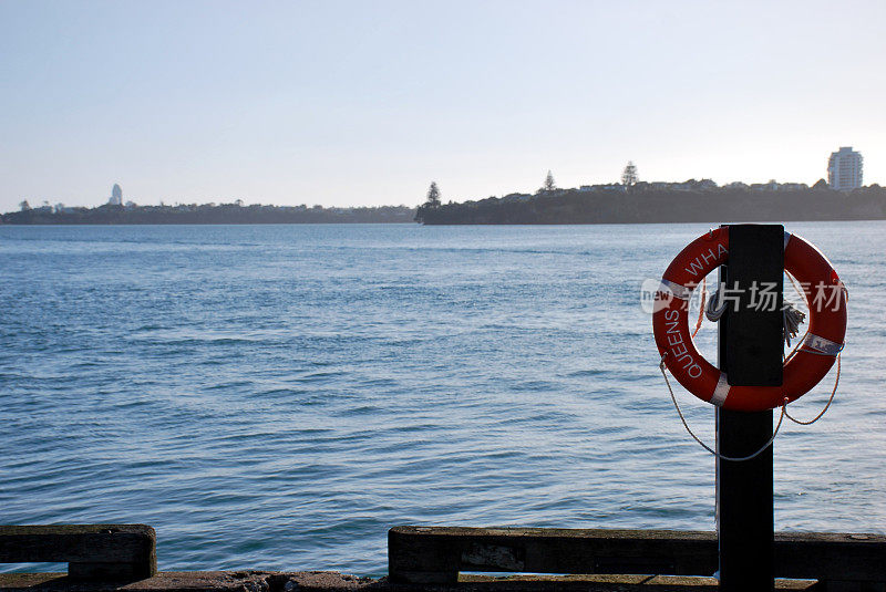 新西兰奥克兰皇后码头上的救生环