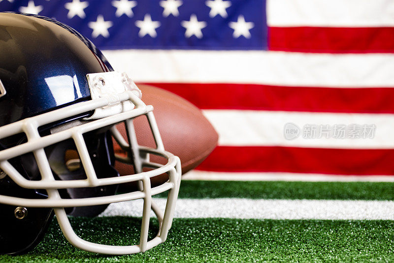 美式足球，头盔，绿色的球场草皮与美国国旗。