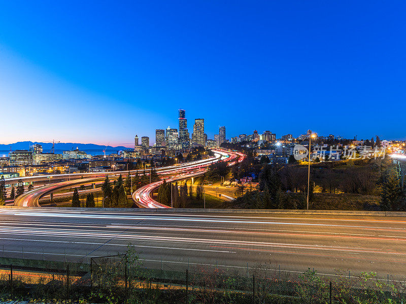 西雅图的通勤。华盛顿西雅图的夜景