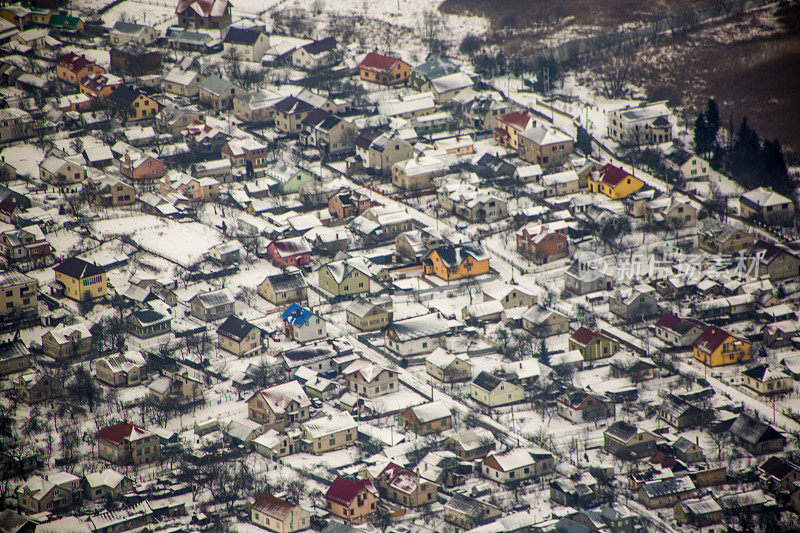 城市郊区在冬季降雪在利沃夫乌克兰利沃夫