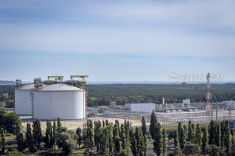 波兰炼油厂的液态天然气储存罐