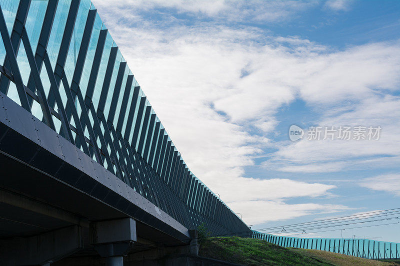 高速公路噪音屏障阿姆斯特丹IJburg背后的Cloudscape