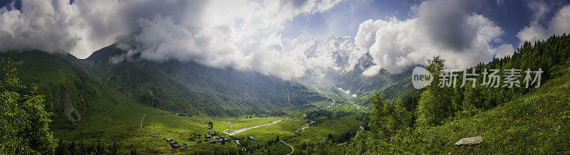 戏剧性的云和阳光，田园诗般的山谷村庄高山全景