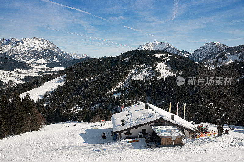 山上的雪小屋