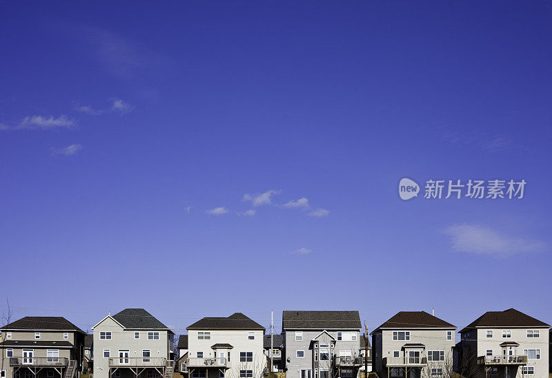 一排排现代化的联排别墅映衬着明亮的蓝天