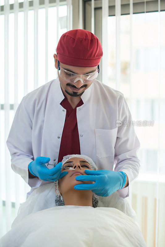 医生和美容师注射肉毒杆菌