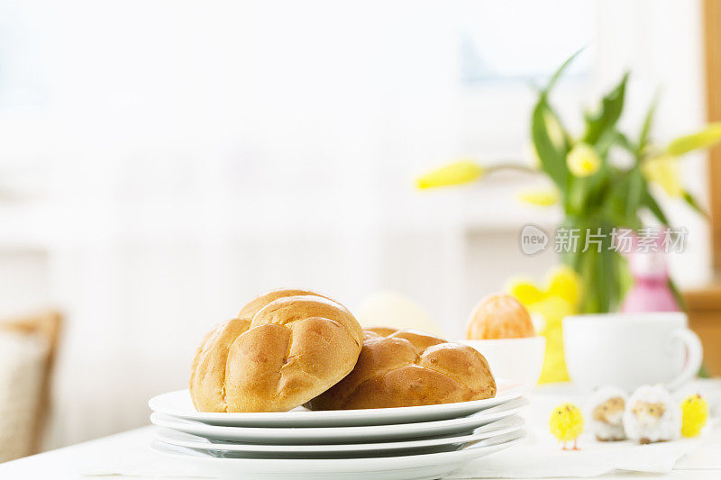 餐桌上放着复活节早餐面包