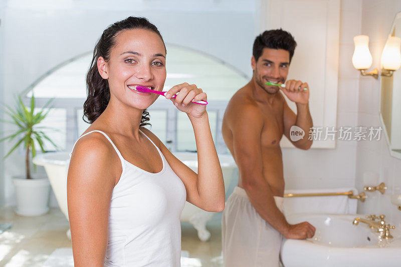 一对夫妻一边刷牙一边看镜头