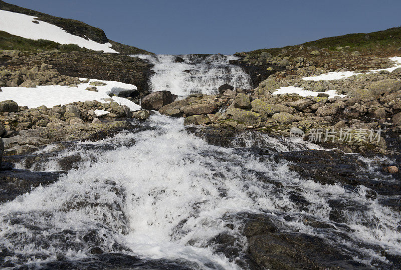 挪威Jotunheimen山上融化的雪形成的岩石溪流