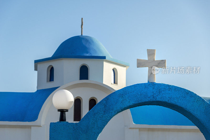 希腊科斯岛上的蓝色圆顶教堂