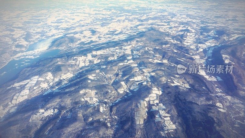 空中某处飞过奥尔巴尼，纽约，冬天，雪