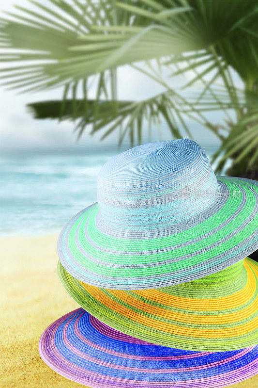 海滩上五颜六色的草帽