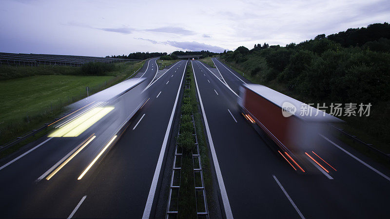 道路上的夜晚:高速公路上模糊的汽车