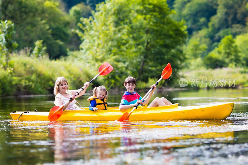 一家人在河上享受皮划艇