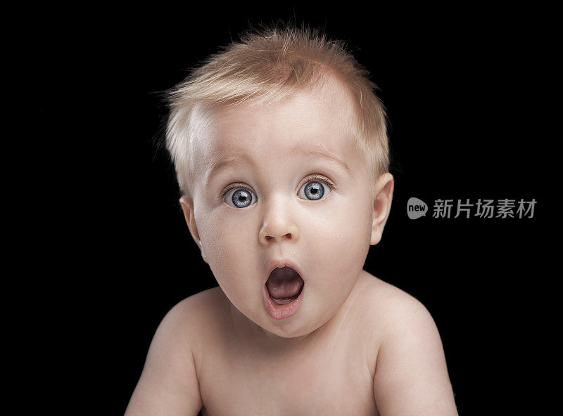 新生儿肖像与有趣的震惊的脸表情