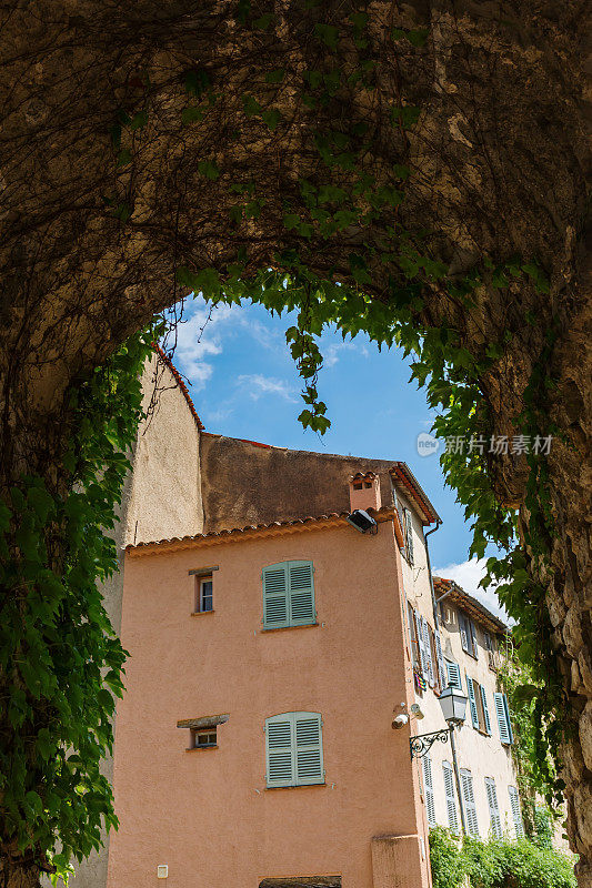 法国塞兰风景如画的古老村庄里的岩石拱门