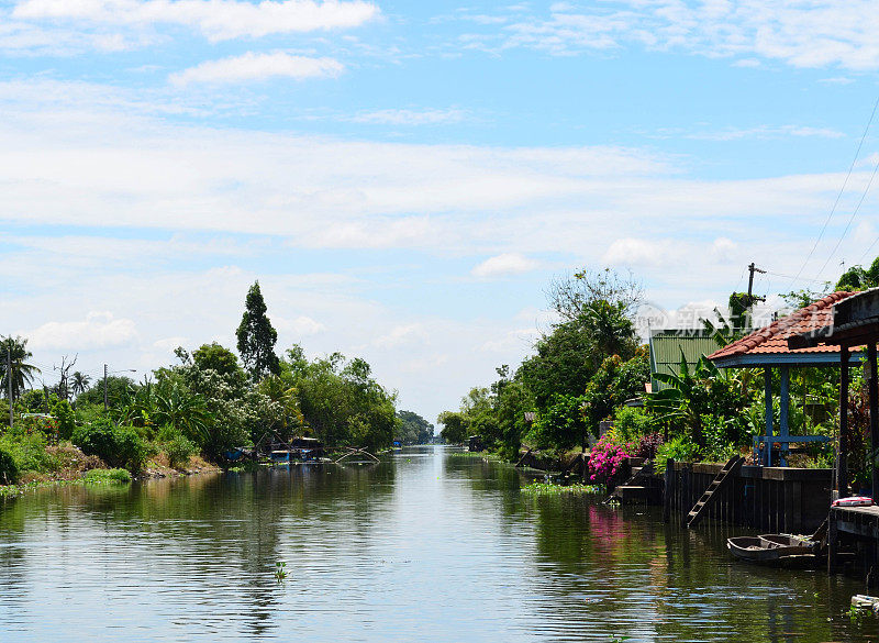 泰国运河的生活方式，有木浮船和树木