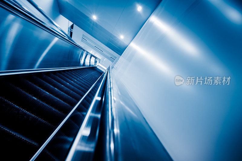 地铁站内的自动扶梯