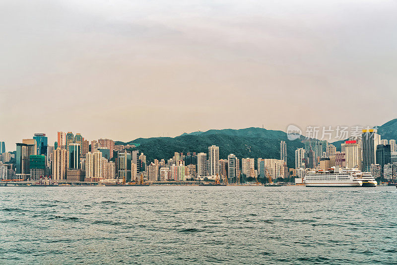 香港维多利亚港的一艘游船
