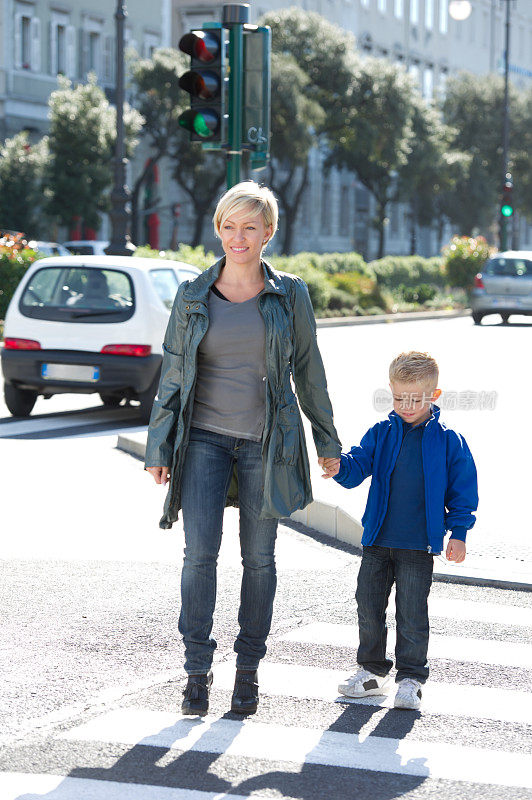 母亲和儿子正在过马路
