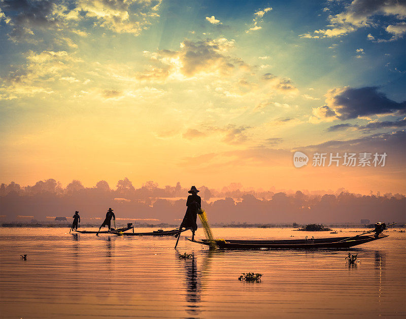 缅甸茵莱湖上的传统缅甸渔民