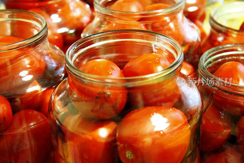 美味的西红柿准备罐装在玻璃罐
