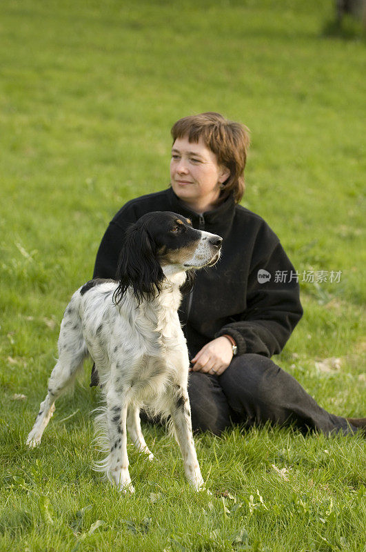 英国塞特犬和她的主人