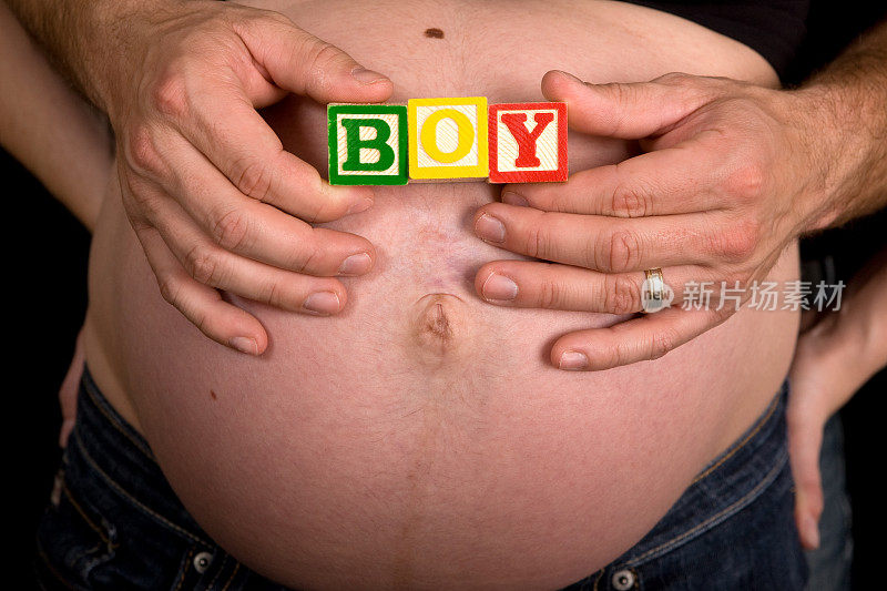怀孕母亲的肚子上有“男孩”的标志