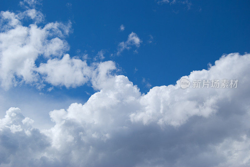 散落的缕缕白云，蓝天背景