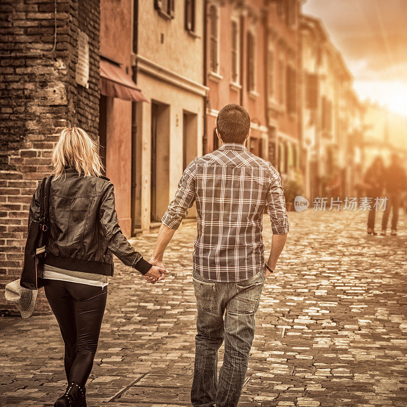 一对情侣在城市里散步