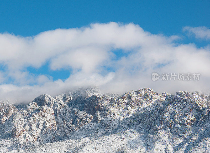 白雪覆盖的山迪亚山脉的山峰