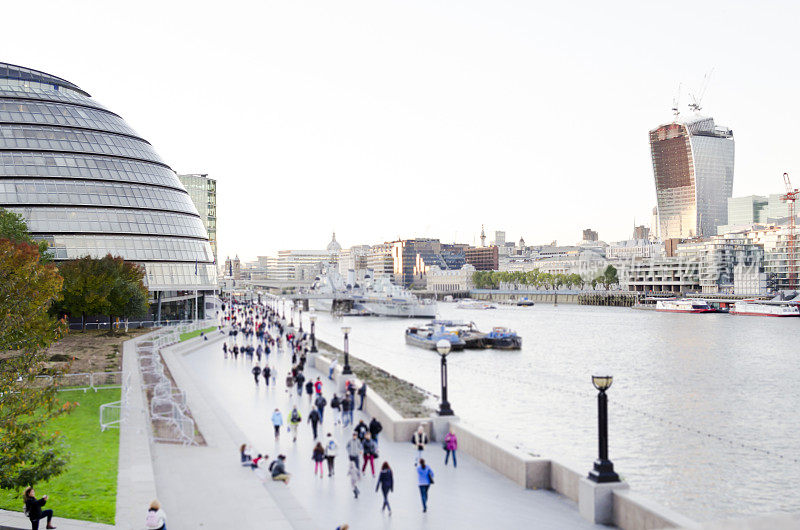 伦敦——市政厅，泰晤士河，步行的上班族