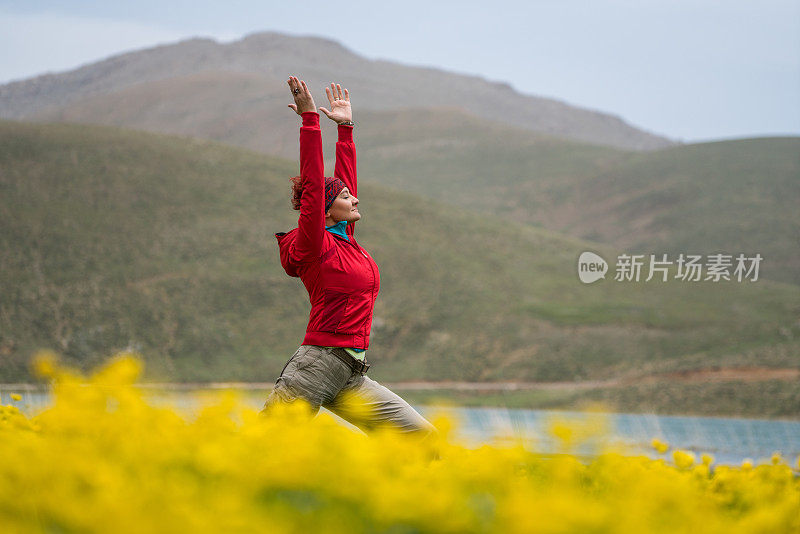 成熟的女人做伸展运动