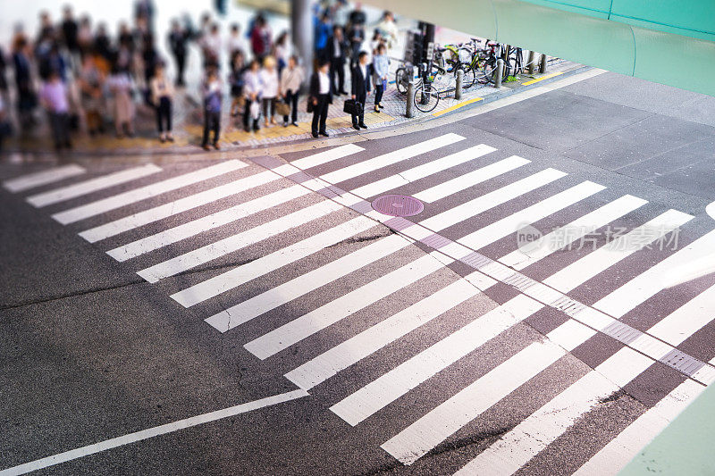 东京十字路口拥挤的人群