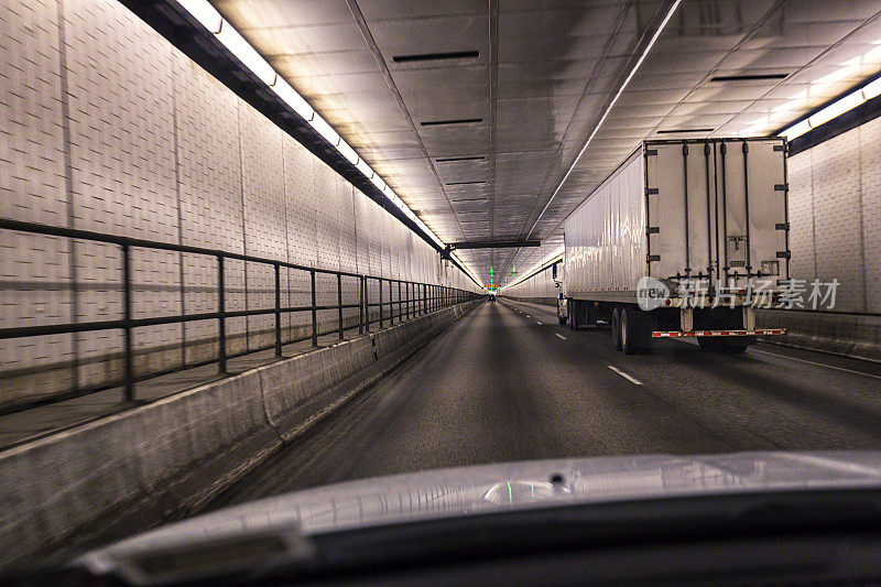 在宾西法尼亚州收费公路里海公路隧道内，一辆汽车跟着一辆拖车
