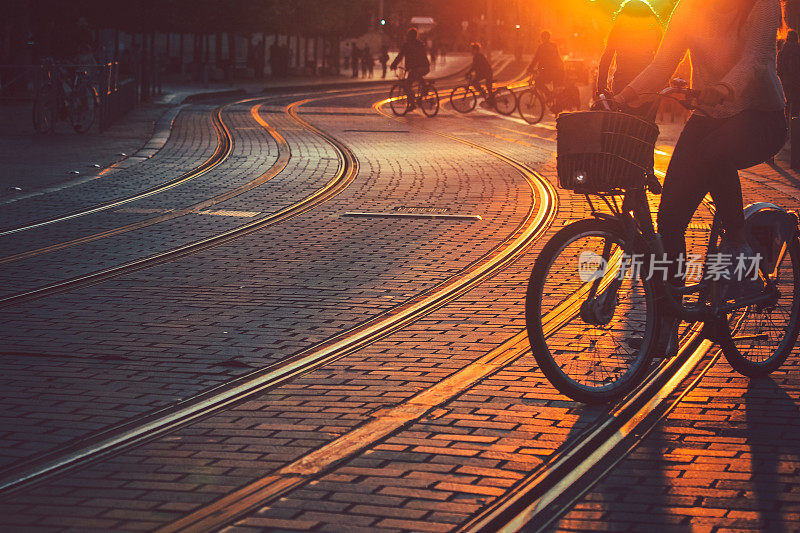 在夕阳下骑自行车