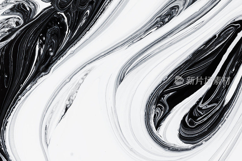 抽象背景，白色和黑色的矿物油油漆上的水
