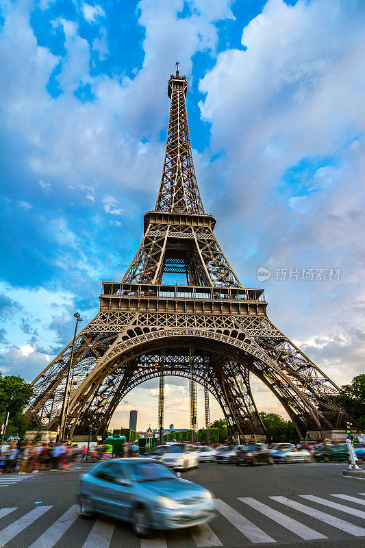 法国巴黎埃菲尔铁塔前的汽车