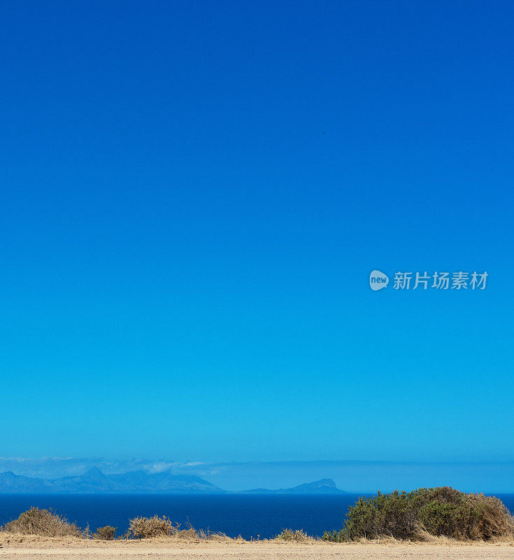 生动的蓝天背景与海洋和山脉