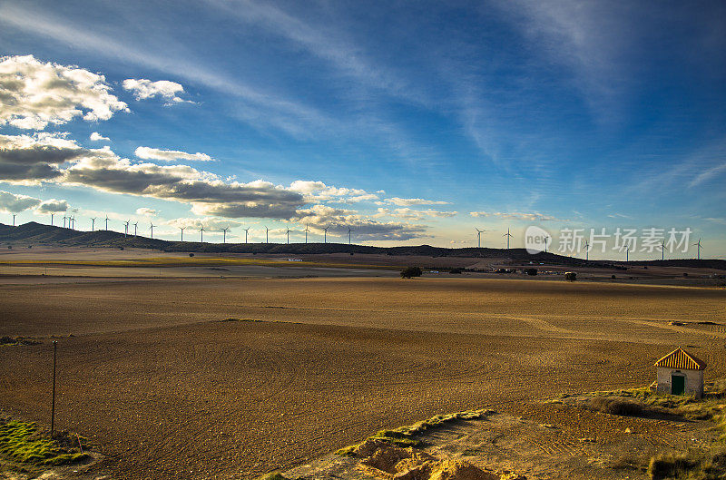 西班牙农村的耕地和风力涡轮机