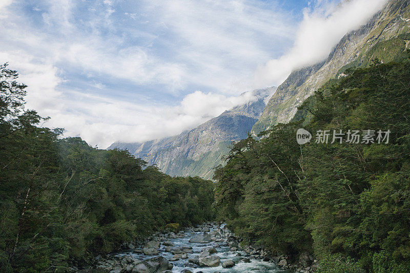 这条河流经新西兰南阿尔卑斯山脉