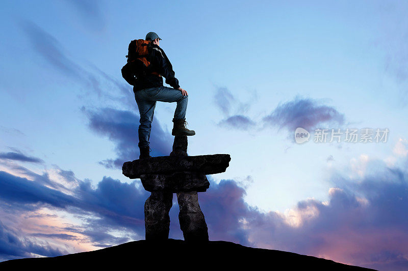 XXXL男人和inukshuk