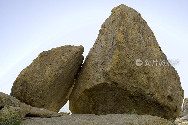 靠在我身上:两块巨大的花岗岩巨石