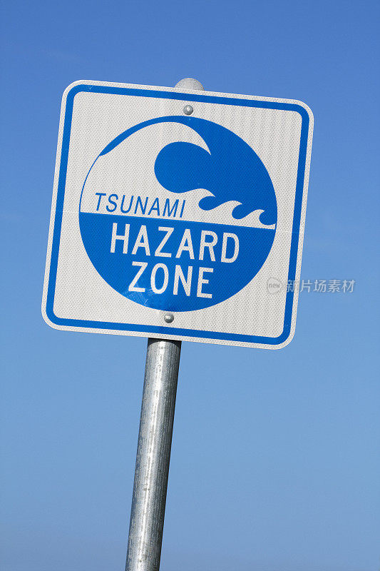 海啸危险区预警标志，面向蓝天