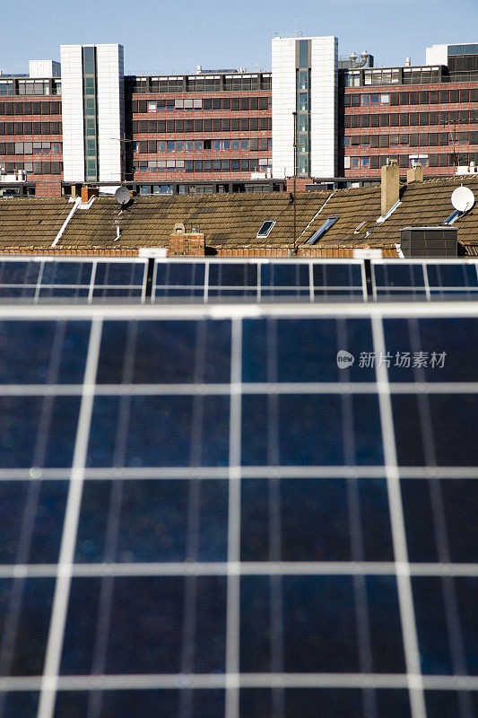 太阳能电池板与科隆地标的背景