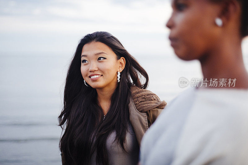 年轻的亚洲女人和朋友玩得很开心