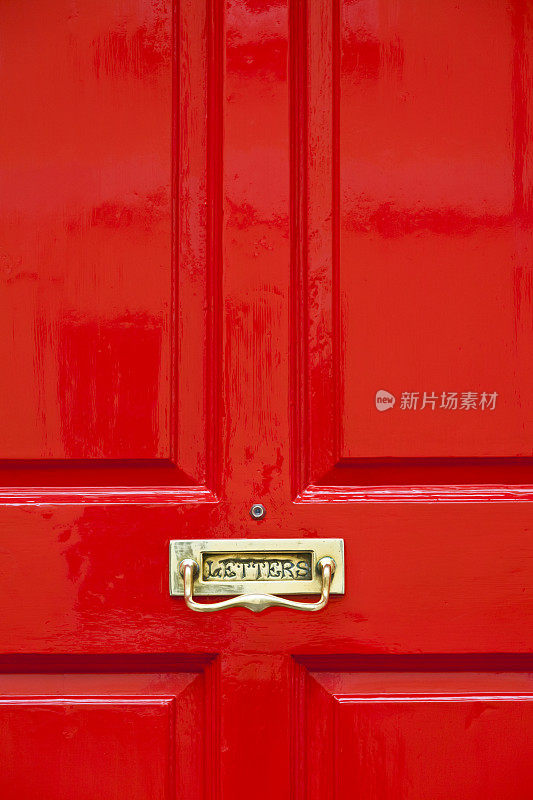 漆成鲜红色的门和黄铜信箱